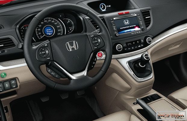V kabini avtomobila Honda CR-V
