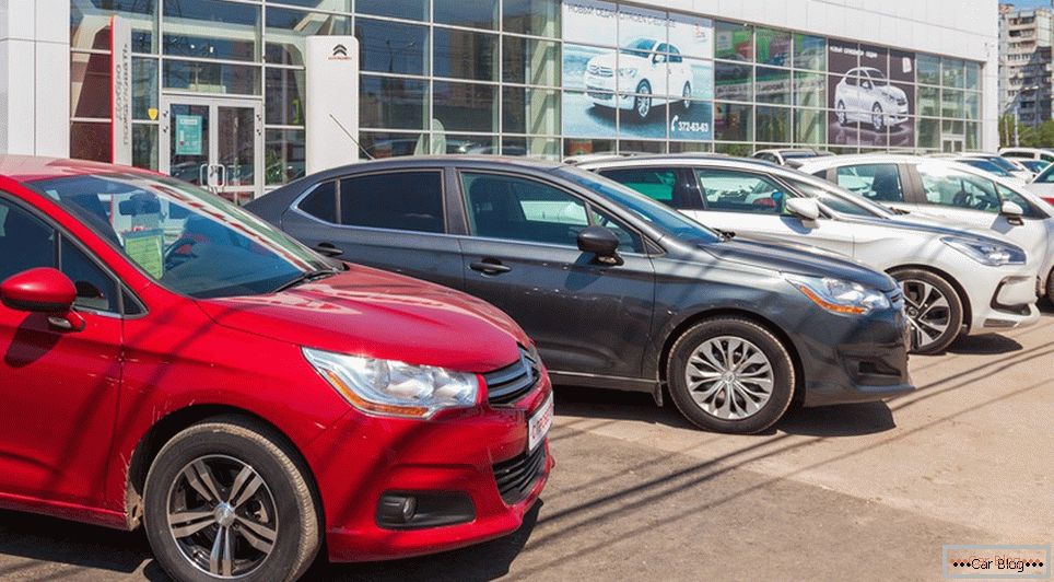 Prodajalci avtomobilov bodo od 1. septembra 2015 prepisali cenovne oznake