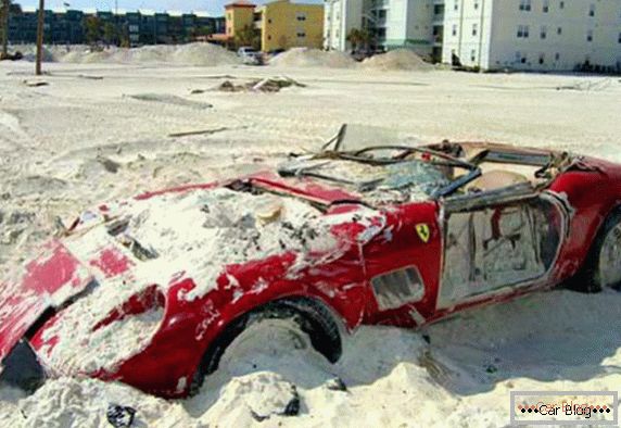 Ferrari 250 Spyder pokrit s peskom