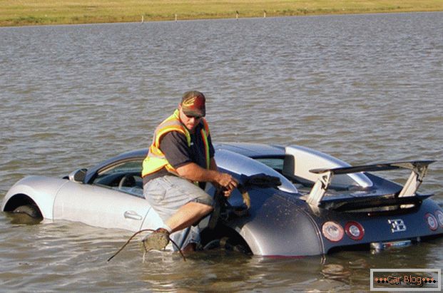 Bugatti Veyron SuperSport v jezeru