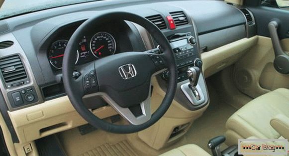 Honda CR-V se ponaša z vsemi podrobnostmi premišljene notranjosti