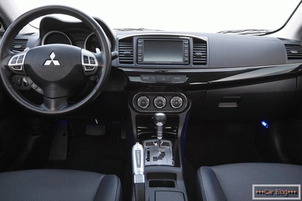 Mitsubishi lancer car ima elegantno notranjost z ergonomskimi sedeži.