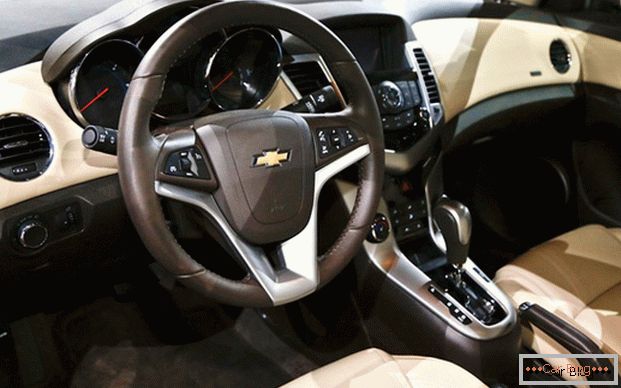 Kakovost končnih materialov in odlične možnosti prilagajanja so značilne lastnosti Chevrolet Cruze limuzine.
