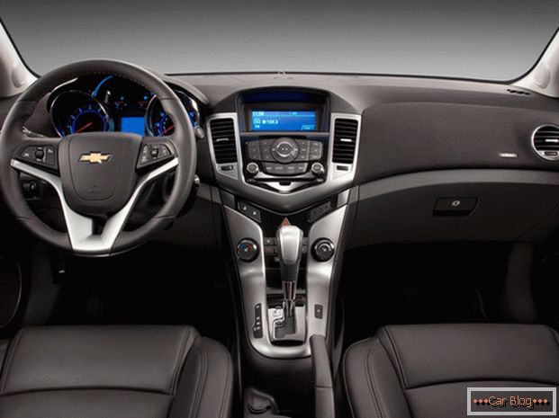 Chevrolet Cruze notranjost avtomobila порадует владельца качеством отделочных материалом и спортивной стилистикой