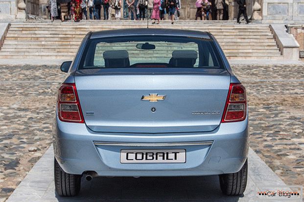 Chevrolet Cobalt avto: pogled zadaj