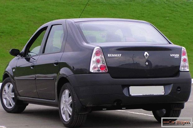 Renault Logan: pogled od zadaj