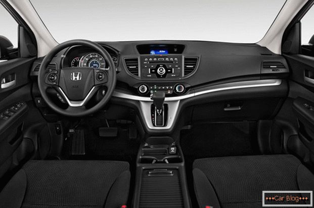 V kabini avtomobila Honda CR-V