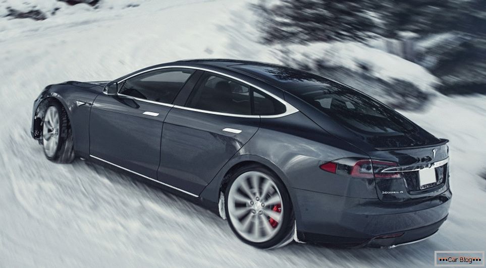 Devetdeset tisoč Tesla Model S odzove proizvajalca