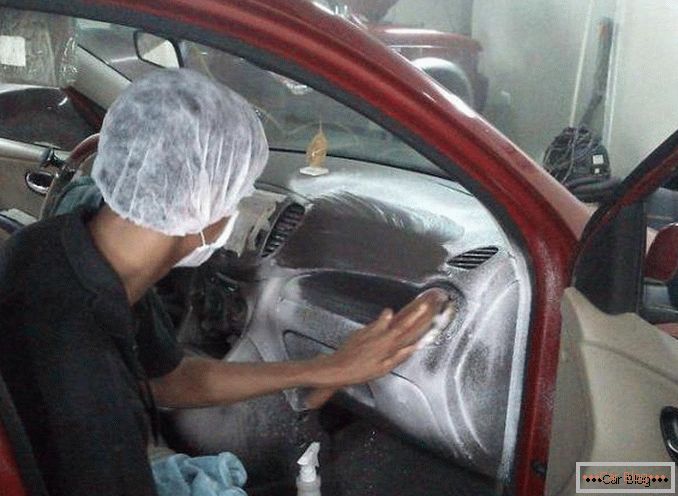 Suho čiščenje notranjosti avtomobila z lastnimi rokami.