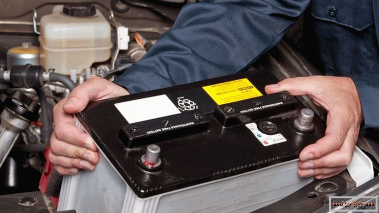 Kako odstraniti akumulator iz avtomobila