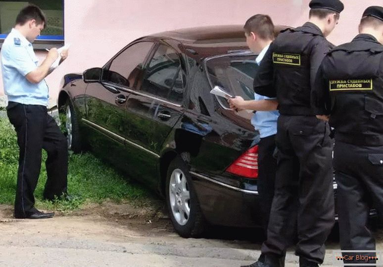 kako preveriti avto zaradi aretacije v prometni policiji