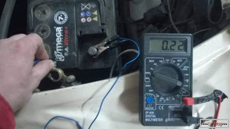 koliko bi morala napetost polnjenja akumulatorja od generatorja