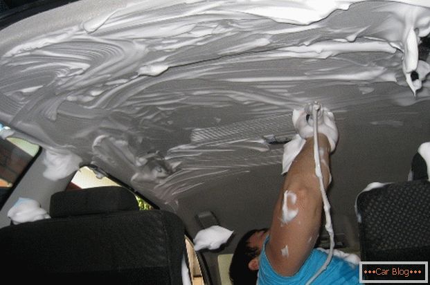 Proces suhega čiščenja avtomobilskega stropa