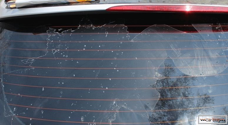 Odstranite nalepko iz avtomobilskega okna