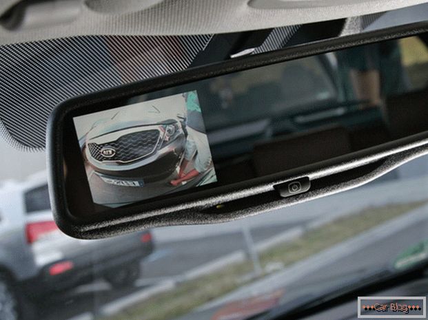 Sliko iz kamere za vzvratno ogledalo se lahko prenaša v ogledalo z monitorjem