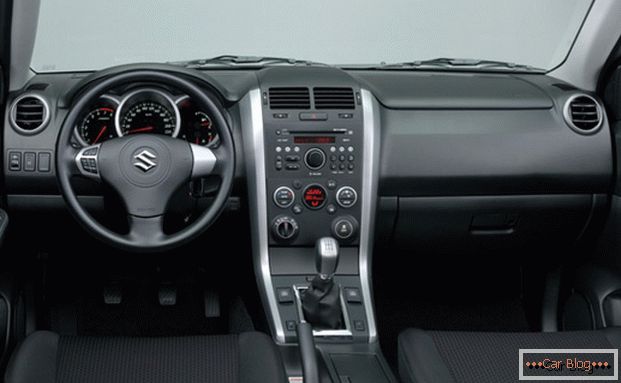 V kabini avtomobila Suzuki Grand Vitara
