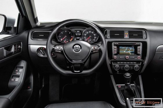 Saloon avtomobil Volkswagen Jetta сочетает в себе простор и комфортабельность