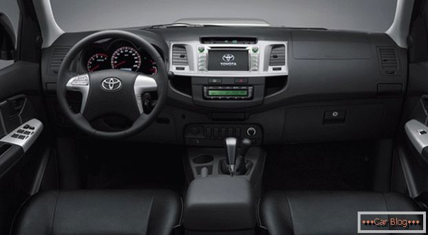 Notranjost автомобиля Toyota Hajluks не может похвастаться качеством отделки, но комфорт в салоне на высшем уровне