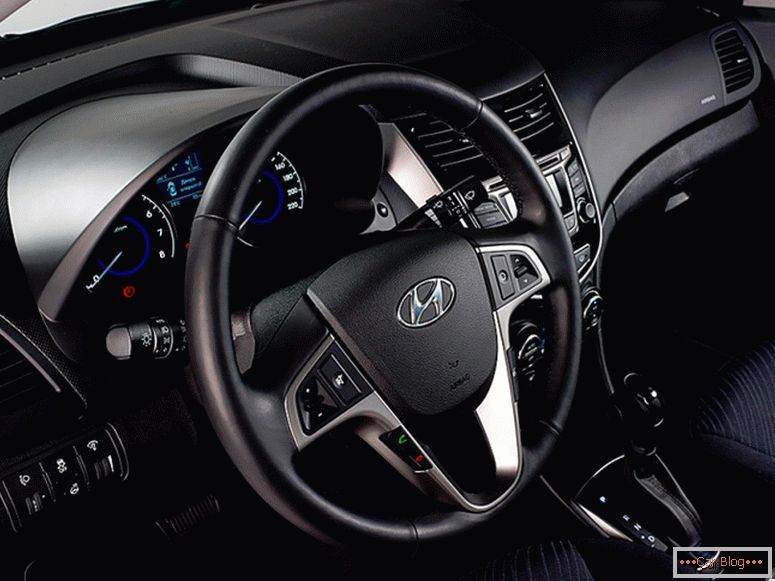 Hyundai Solaris 2015 volan in nadzor