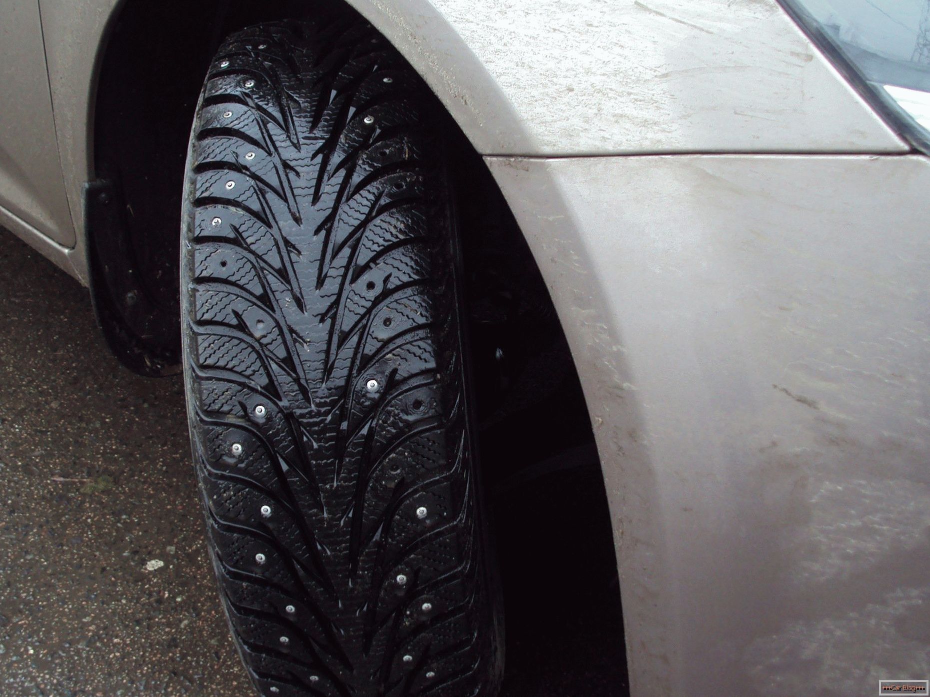 Vlada se strinja z uvedbo kazni za poletne pnevmatike pozimi