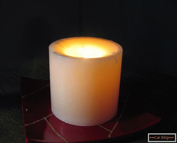 Prižgana sveča vam bo pomagala pri ogrevanju v zastojnem avtomobilu.