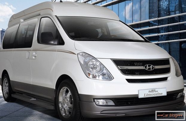 Diesel minibus iz Koreje Hyundai Grand je lahko nadomestek za minibuse