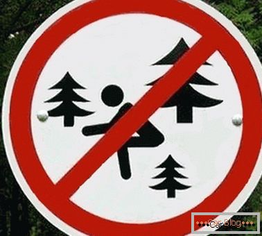 Znak, ki prepoveduje iti v stranišče v gozdu