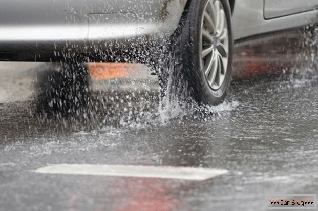 Neustrezna vožnja v dežju povečuje porabo goriva
