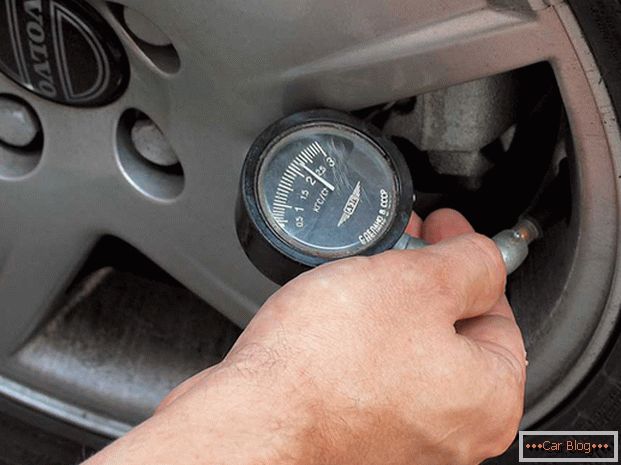 Vožnja na spuščenih pnevmatikah povečuje porabo goriva