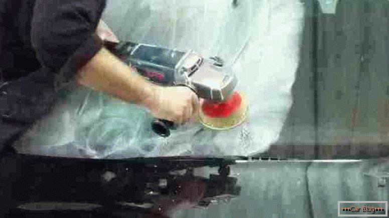 Avtomatsko poliranje stekla z brusilniki in posebnimi pastami