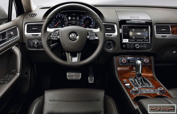 Volkswagen Touareg se ponaša s drago in elegantno notranjostjo