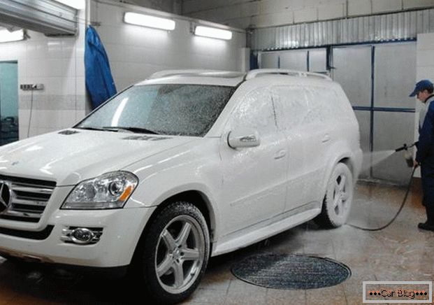 Noben moderni voznik ne more narediti brez pranja avtomobila