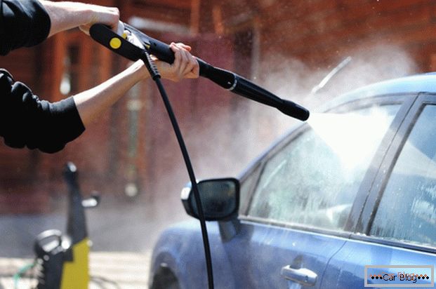 Brezpogojno pranje avtomobilov vam omogoča, da je avto čisti brez krpe
