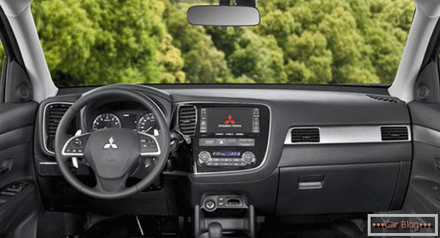 Mitsubishi Outlander avto bo zadovoljil lastnika z visoko stopnjo obloge