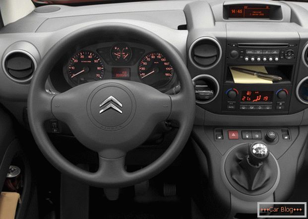 Notranjost avtomobila Citroen Berlingo je osredotočena na udobje voznika in potnikov med potovanjem