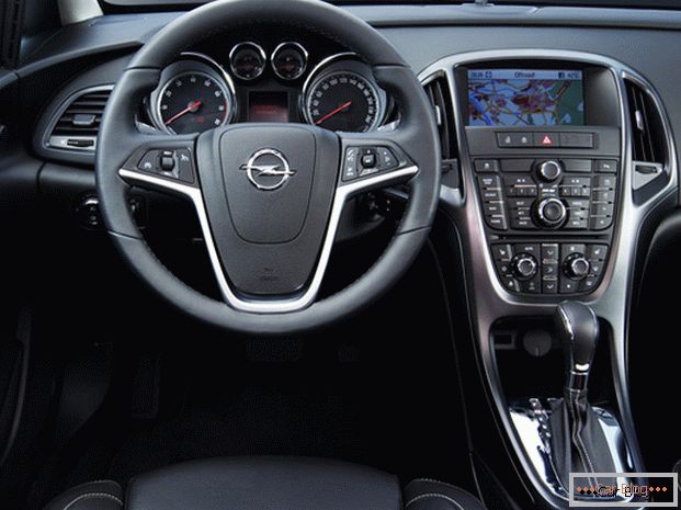 V kabini Opel Astra se vse premišljuje do najmanjših podrobnosti