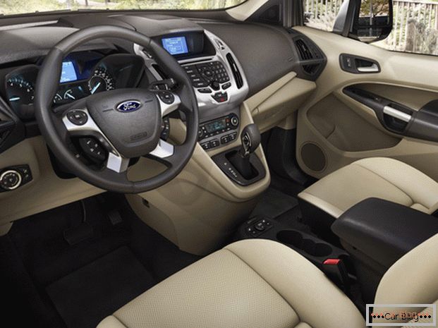 V kabini Ford Connect je vse v nemškem jeziku z visoko kakovostjo in pri roki.