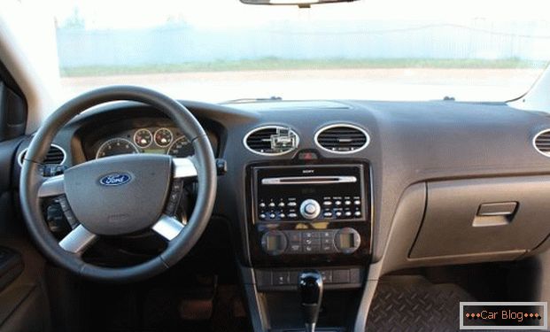 V kabini avtomobila Ford Focus