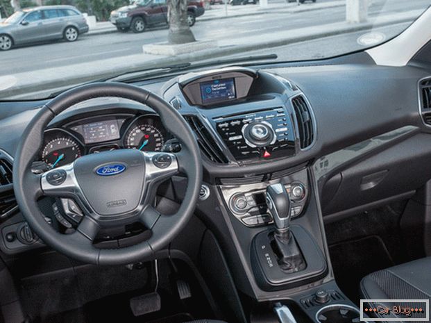 Ford Kuga se ponaša z eksotičnimi elementi v kabini