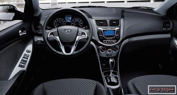 V notranjosti Hyundai Accent гораздо больше современных элементов