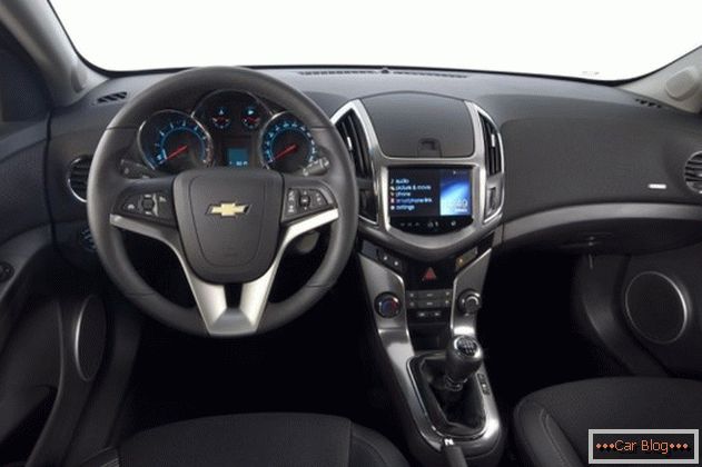 Notranjost avtomobila Chevrolet Cruze slovi po svoji udobnosti in zanesljivosti