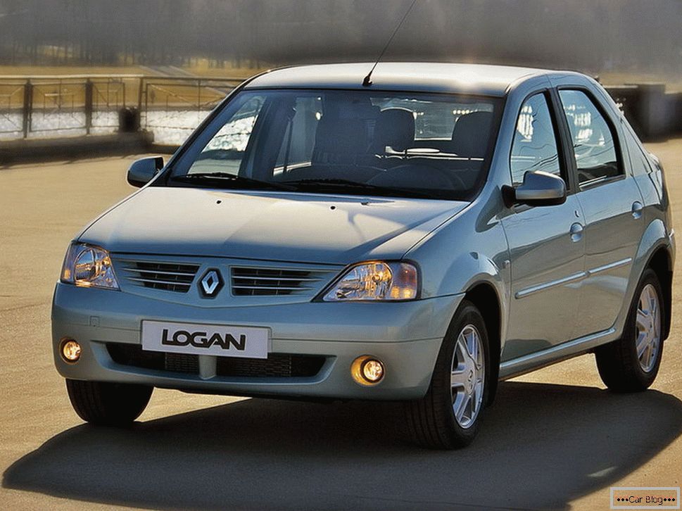 Renault Logan - pogled od spredaj