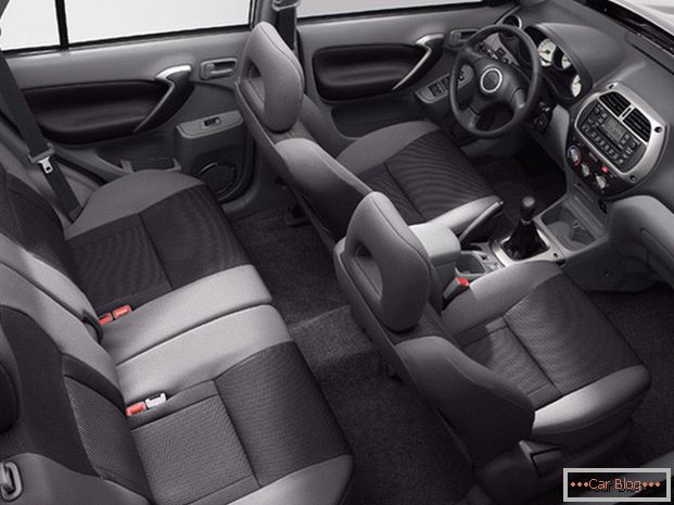 V notranjosti vozila Toyota Rav4 pričakujete udobne sedeže in zaobljene dele