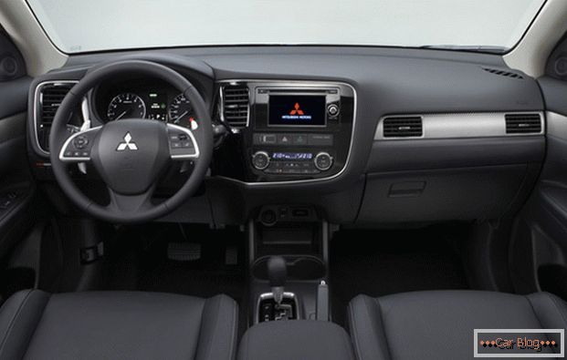 V notranjosti avtomobila Mitsubishi Outlander skoraj nič ne pritožujejo