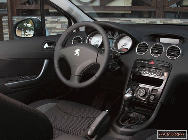 V kabini Peugeot 408 вы найдёте всё, что необходимо для комфортной поездки