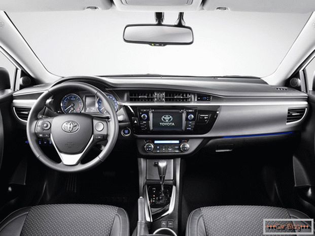 Notranja avto Toyota Corolla kompenzira pomanjkljivosti pogleda vzmeti zaradi udobja za volanom