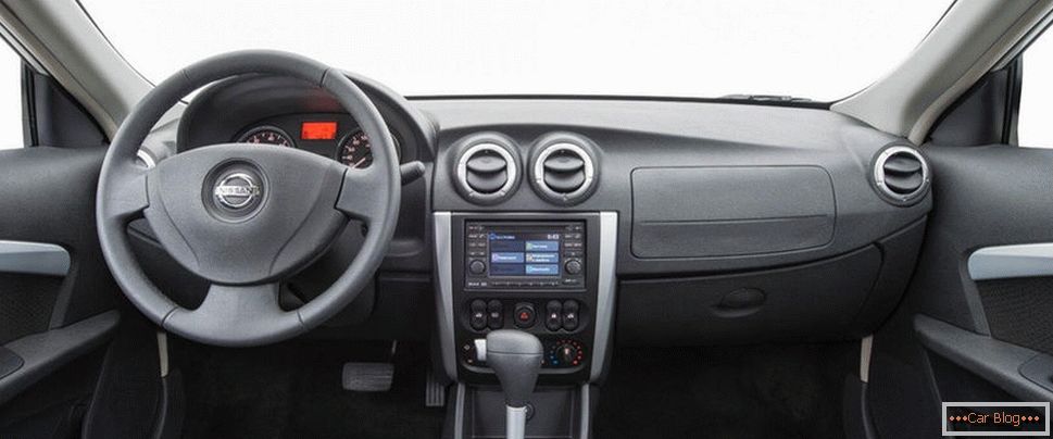 Nissan Almera zaslon