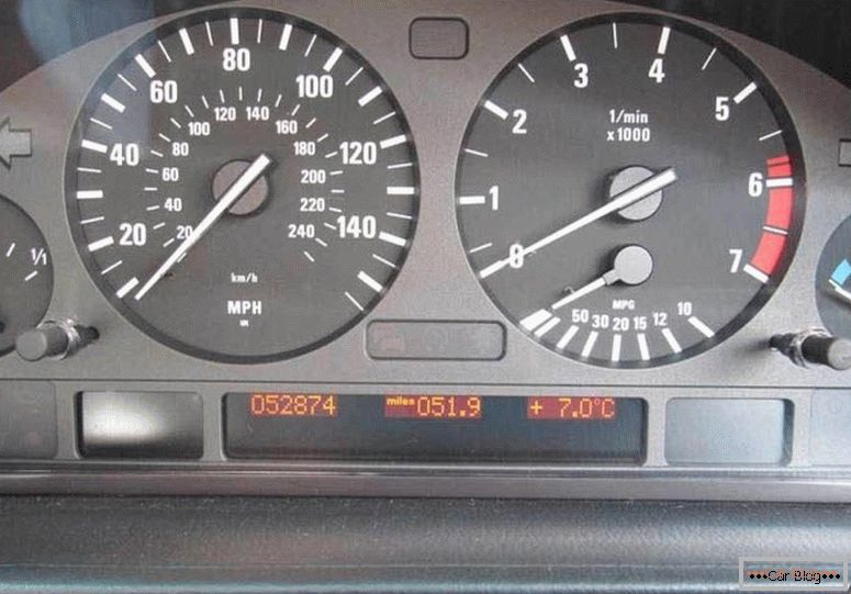 Nadzorna plošča BMW 7 E38
