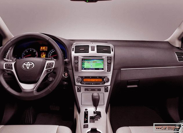 Toyota Avensis 2013 fotografija