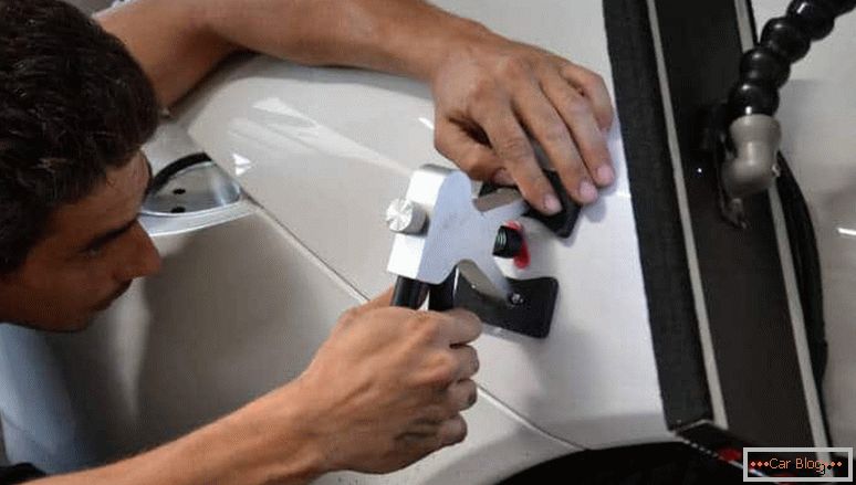 kako odstraniti vdolbine na avtomobilu brez slikanja lastnih rok